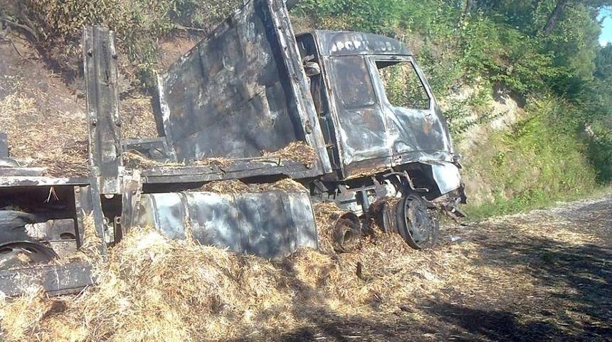 Saman Y&uuml;kl&uuml; Kamyon K&uuml;l Oldu