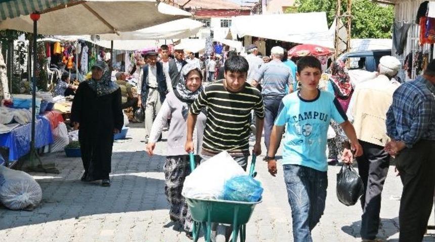 El Arabası İle Okul Har&ccedil;lıklarını &Ccedil;ıkarıyorlar