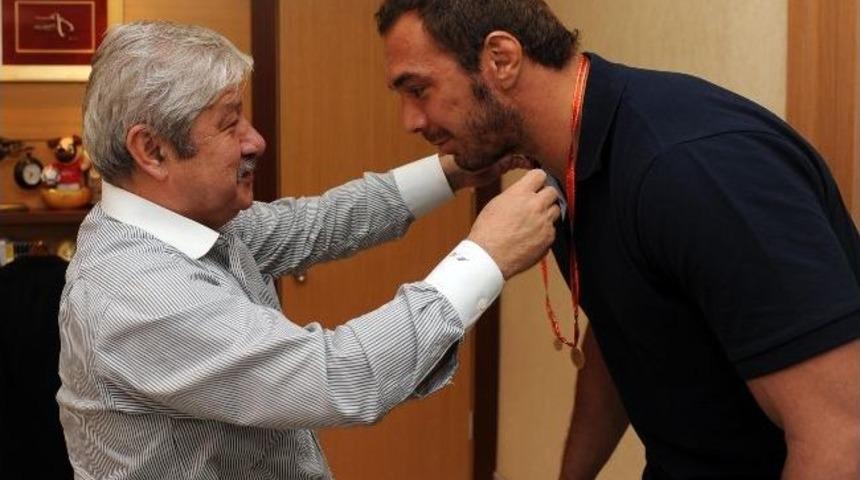 Başkan Akaydın G&uuml;reş&ccedil;ileri &Ouml;d&uuml;llendirdi