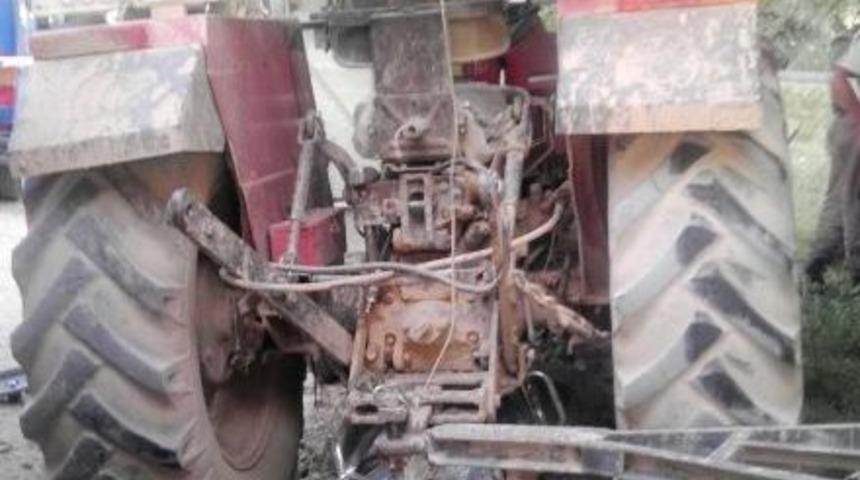 Motosiklete Binen 2 Çocuk Traktör Altında Kalarak Öldü