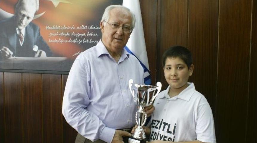 Şampiyon Satran&ccedil;&ccedil;ıdan Başkan Yıldırım'a Ziyaret