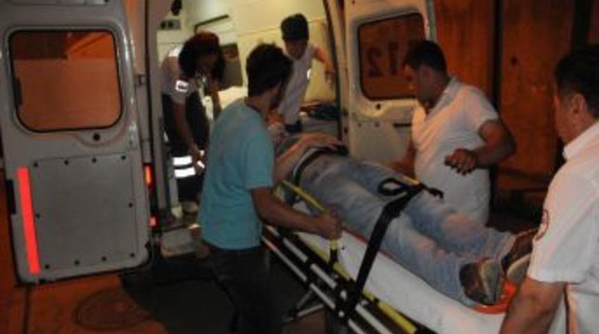 Hareket Halindeki Kamyonetin Arkasına Asıldı, Ağır Yaralandı