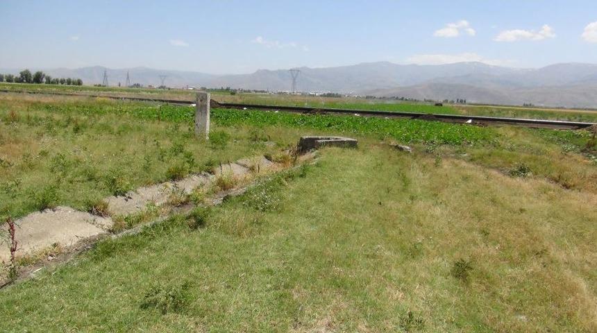 Vali B&uuml;y&uuml;kersoy, Sulama Kanallarını Inceledi