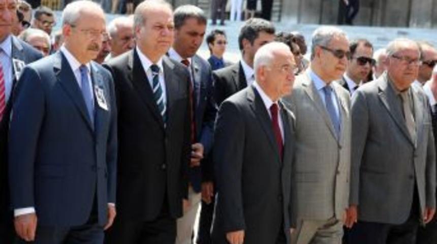 Eski Başkan G&uuml;ven I&ccedil;in TBMM'de Cenaze T&ouml;reni Yapıldı