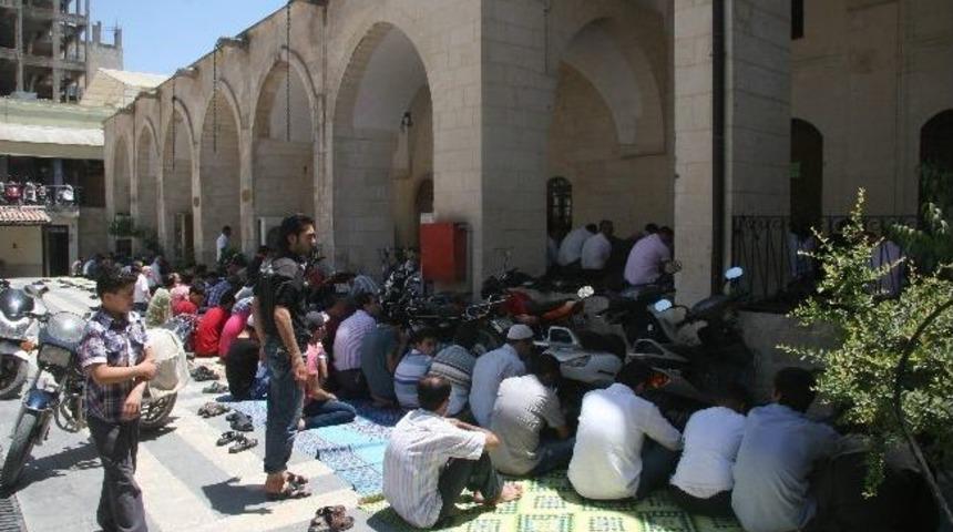 Ramazan Ayının İlk Cuma Namazında, Cemaat Camilere Sığmadı