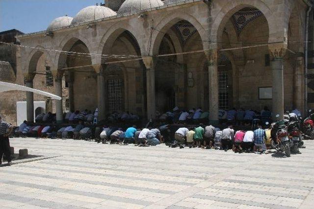 Ramazan Ayının İlk Cuma Namazında, Cemaat Camilere Sığmadı