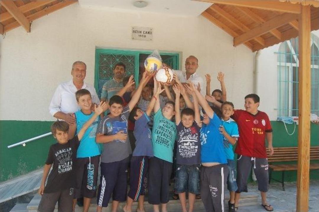 Kuran Kursu &Ouml;ğrencilerine Top Dağıtıldı
