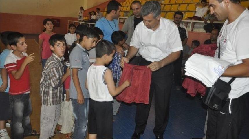 700 &Ouml;ğrenciye Spor Malzemeleri Hediye Edildi