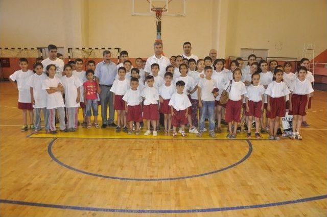 700 Öğrenciye Spor Malzemeleri Hediye Edildi