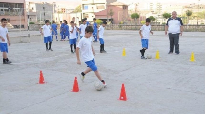 Fatih Ortaokul'u Yaz Futbol Kursu 100 &Ouml;ğrenciyi Sokaktan Kurtardı