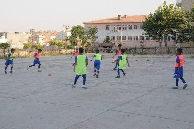 Fatih Ortaokul u Yaz Futbol Kursu 100 &Ouml;ğrenciyi Sokaktan Kurtardı 1