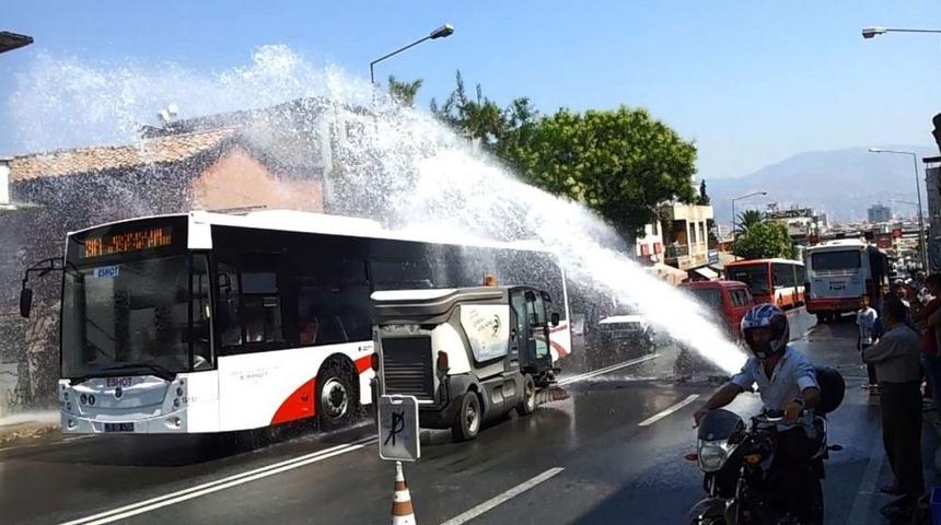 İzmir'de Patlayan Su Borusu Caddeyi Şelaleye &Ccedil;evirdi
