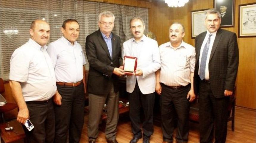 &Ccedil;ankırı Kss Esnafından Başkan Din&ccedil;'e Plaket