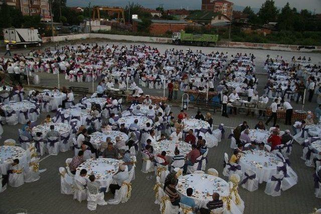 Adapazarı Belediyesi İlk Halk İftarını Güneşler’de Verdi