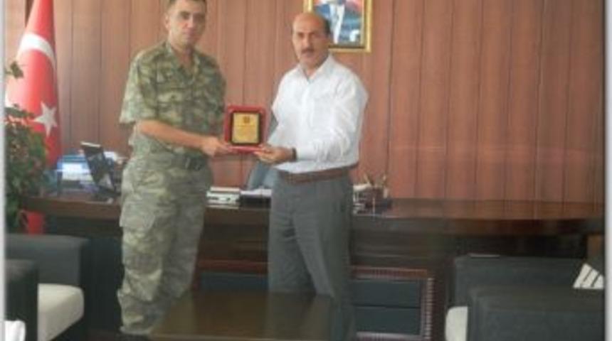 Genel Sekretere Plaket