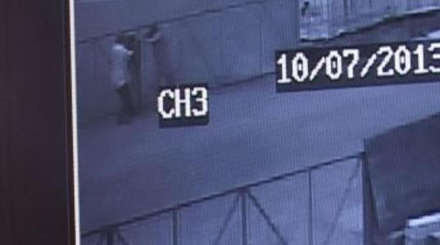 İftar Vakti 10 Bin Liralık Kereste &Ccedil;alanlar Kameraya Yakalandı