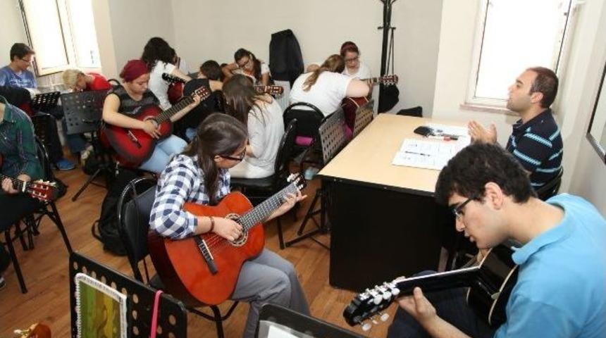 Omek Kursunda Gen&ccedil; Gitaristler