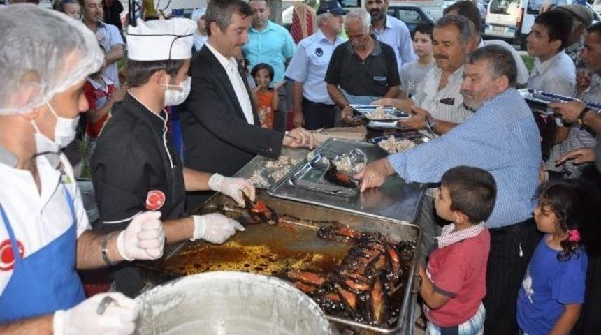 Başkan Tahmazoğlu İftar &Ccedil;adırında Yemek Dağıttı