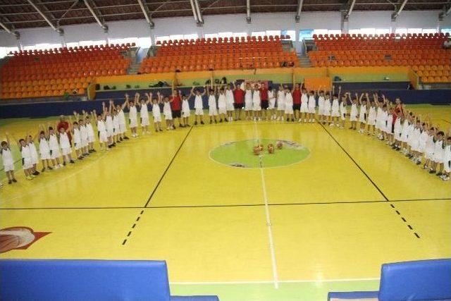 Akhisar’ın Minik Basketbolcu Ordusu