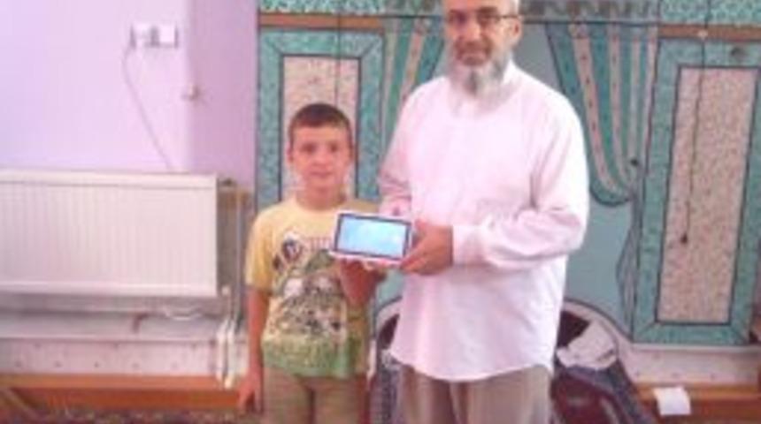 Camiye Giden &Ccedil;ocuklara Tablet Hediyesi