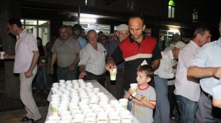 Akhisar&rsquo;da Ramazan Şerbeti Geleneği S&uuml;r&uuml;yor