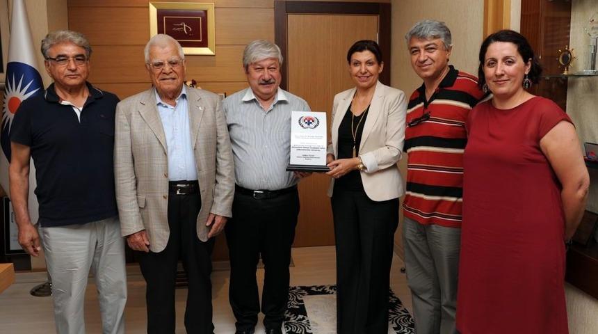 Satranca Destek Olan Akaydın&rsquo;a Plaket