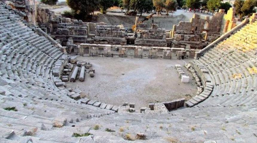 Roma Tiyatrosu Altında Helenistik Tiyatro Bulundu