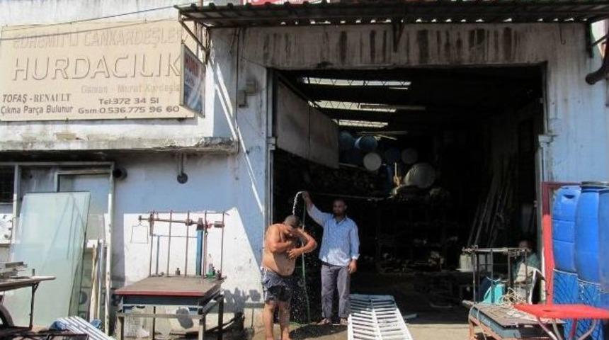 Sıcaktan Bunalan Esnaf Hortumla Serinliyor