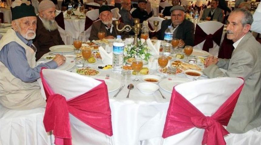 Cumhuriyet &Uuml;niversitesi&rsquo;nden Huzuevi Sakinlerine İftar Yemeği