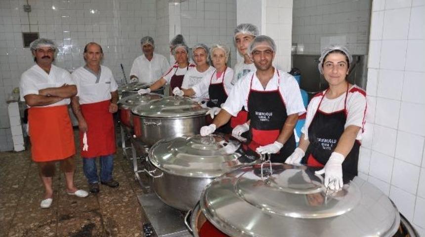 Nazilli Belediyesi Tarafından 1500 Kişilik İftar &Ccedil;adırı Kuruldu