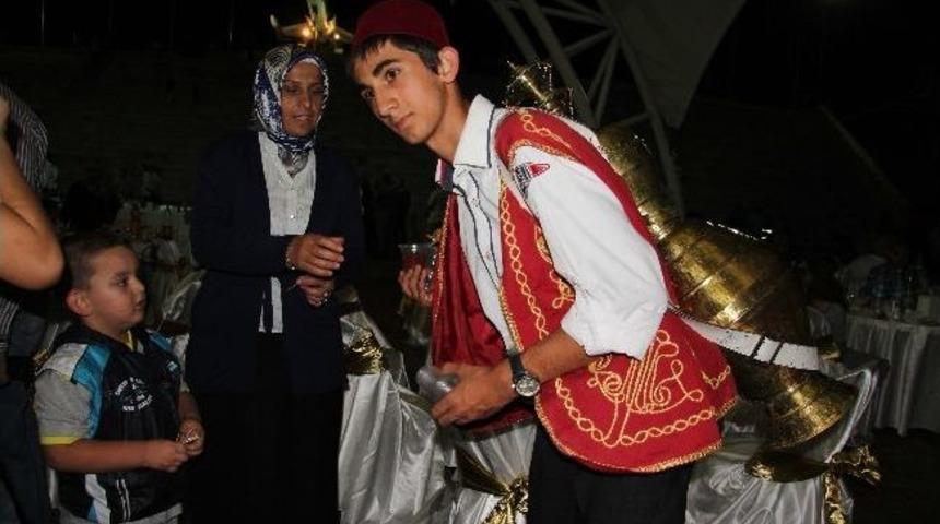 Hendekliler Soğuk Şerbetle Serinliyor