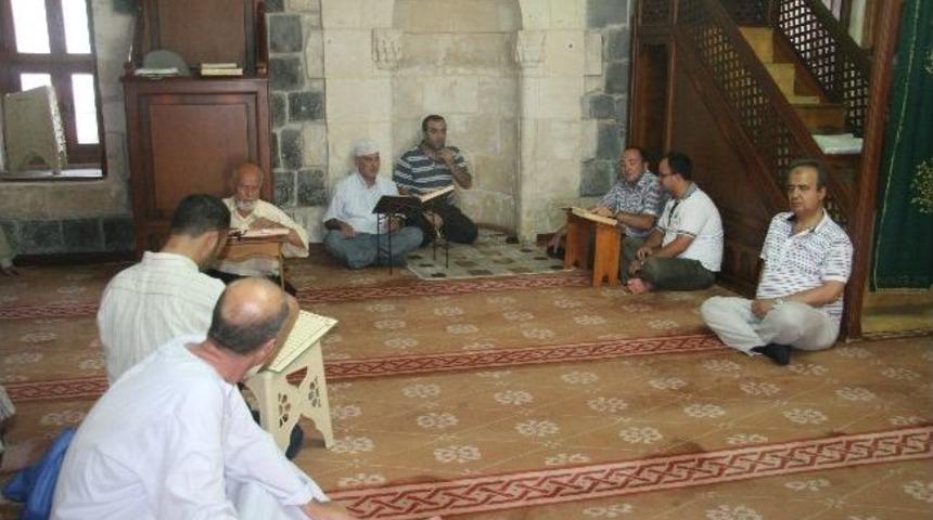 Kilis'te Mukabele Geleneği S&uuml;r&uuml;yor