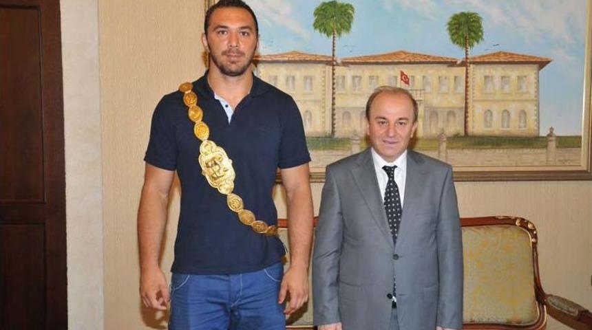 Başpehlivandan Vali &Ouml;zt&uuml;rk&rsquo;e Ziyaret