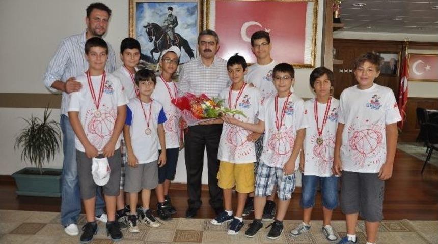 Başkan Alıcık, Minik Basketbol Takımını Tebrik Etti