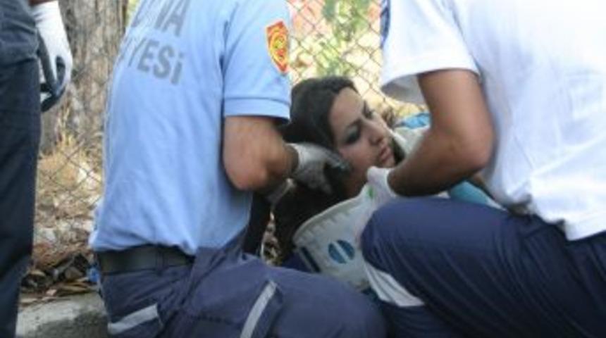 Takla Atan Otomobil Yol Kenarındakilere &Ccedil;arptı: 4 Yaralı