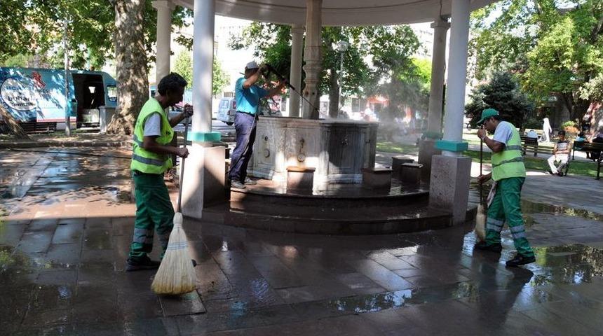 Belediye Ekipleri Camiler Temizleyip G&uuml;l Suyu D&ouml;k&uuml;yor