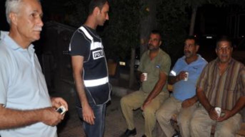 Polis Iftardan Sonra Parkta Oturanlara &Ccedil;ay Ikram Edip Sohbet Etti