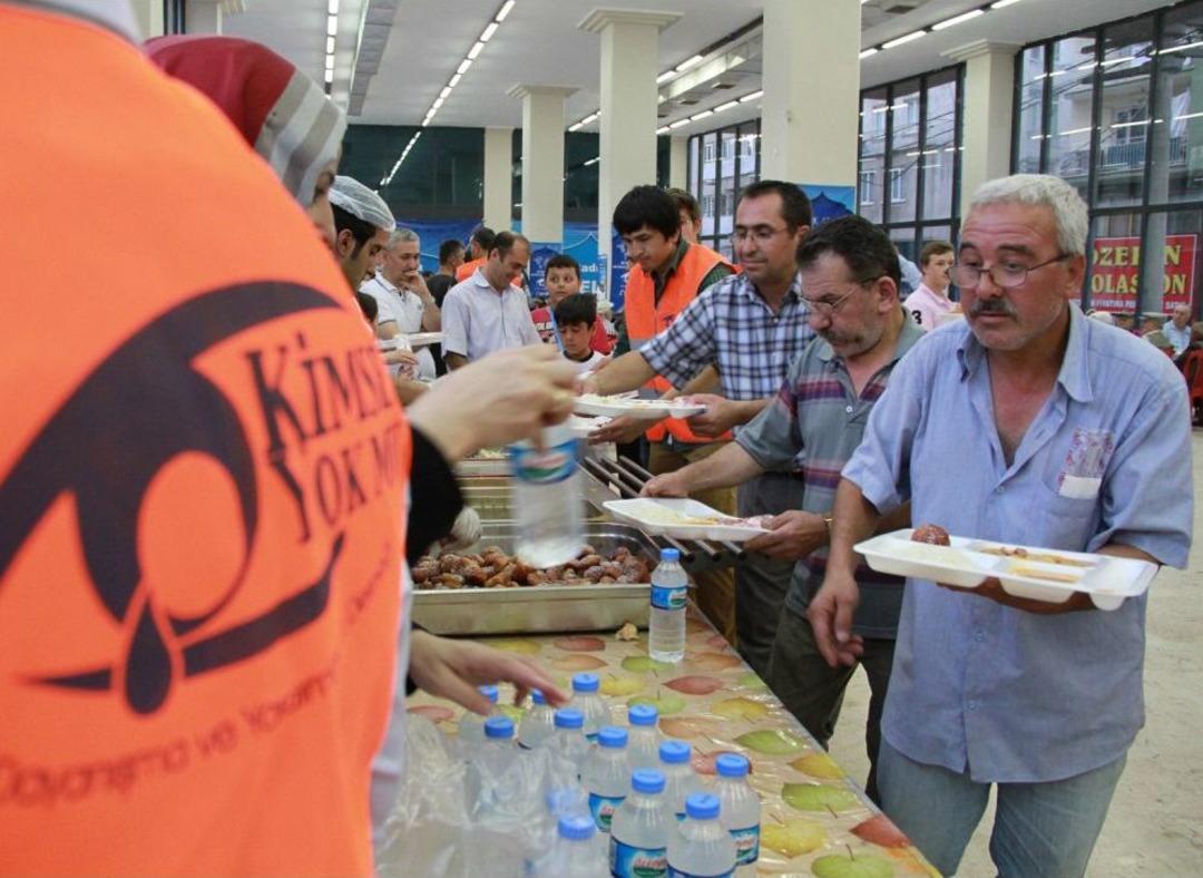 Kimse Yok Mu Iftar &Ccedil;adırı Ihtiya&ccedil; Sahiplerini Sevindirmeye Devam Ediyor