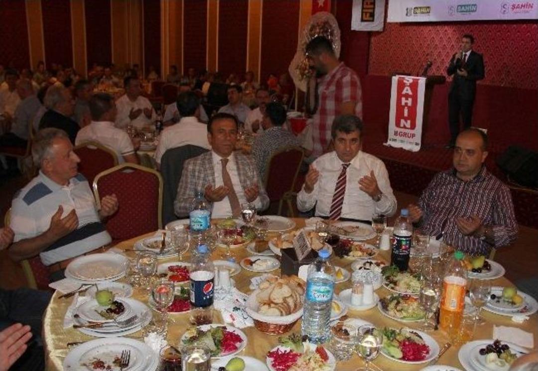 Aks Tv'den İftar Yemeği