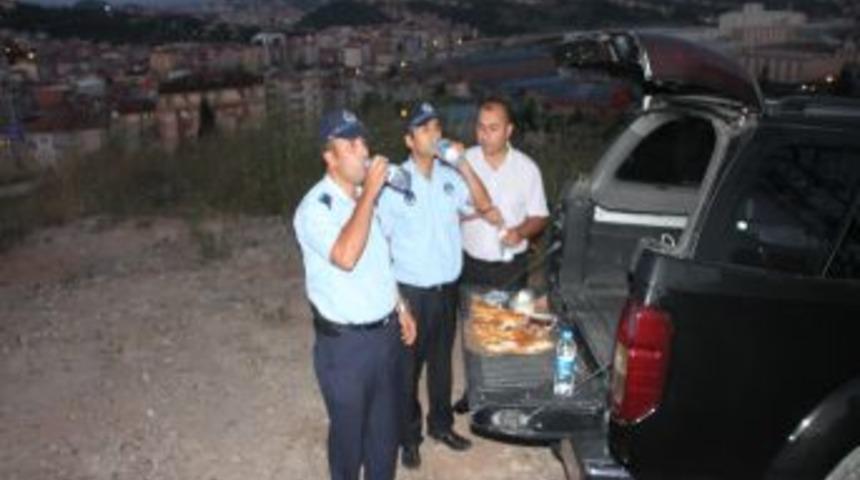 Ramazan Topunu Ateşliyor, Iftarı Zeytin Peynir Ile A&ccedil;ıyorlar