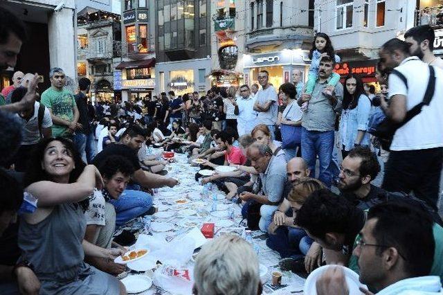 Gazetecilerin Yürüyüşü Polis Engeline Takıldı