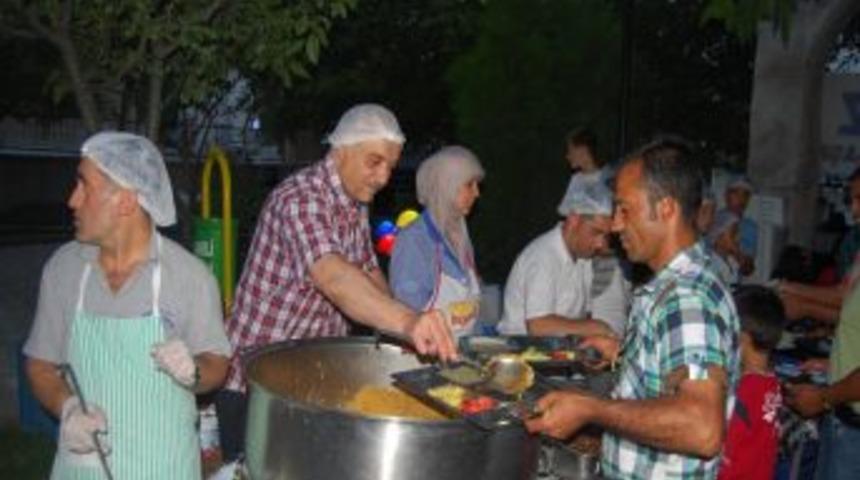 Başkan Tatlıoğlu, Kendi Elleriyle Personeline Iftar Yemeği Dağıttı