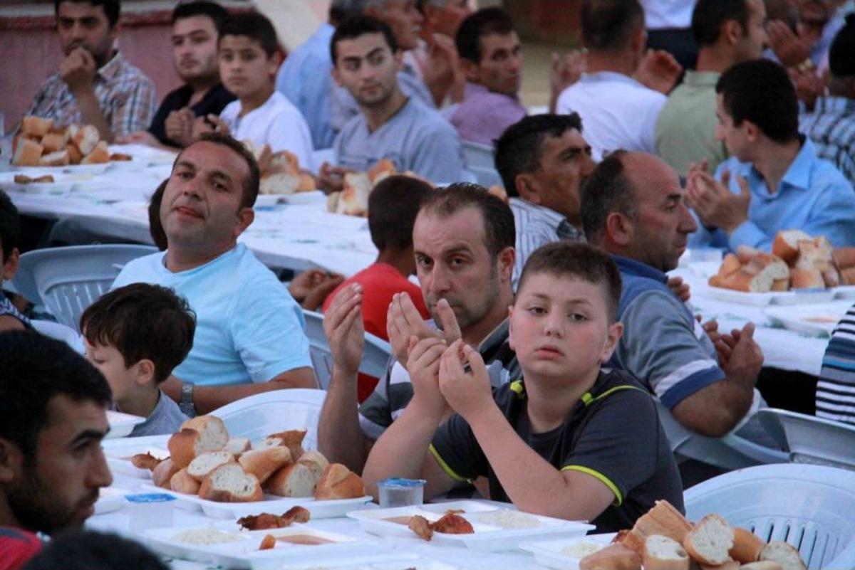 K&ouml;y-Ez-Der Ile Kimse Yok Mu Derneği, Kamalı K&ouml;y&uuml;nde Iftar Yemeği Verdi