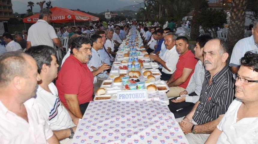 Kestel Belediye Başkanı Y&uuml;cel 4 Bin Kişiye Iftar Yemeği Verdi