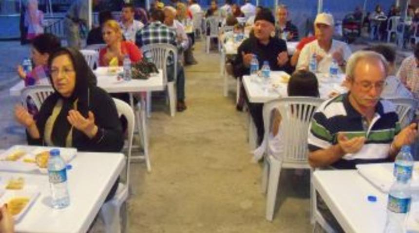 Yemeği M&uuml;ft&uuml; Dağıttı