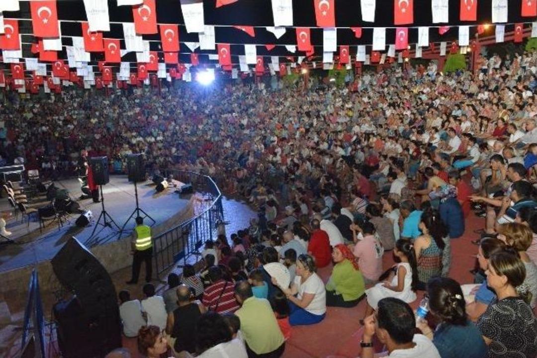 Ahmet &Ouml;zhan İzleyenlere Unutulmaz Bir Gece Yaşattı