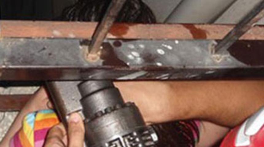 Başı korkuluklara sıkıştı