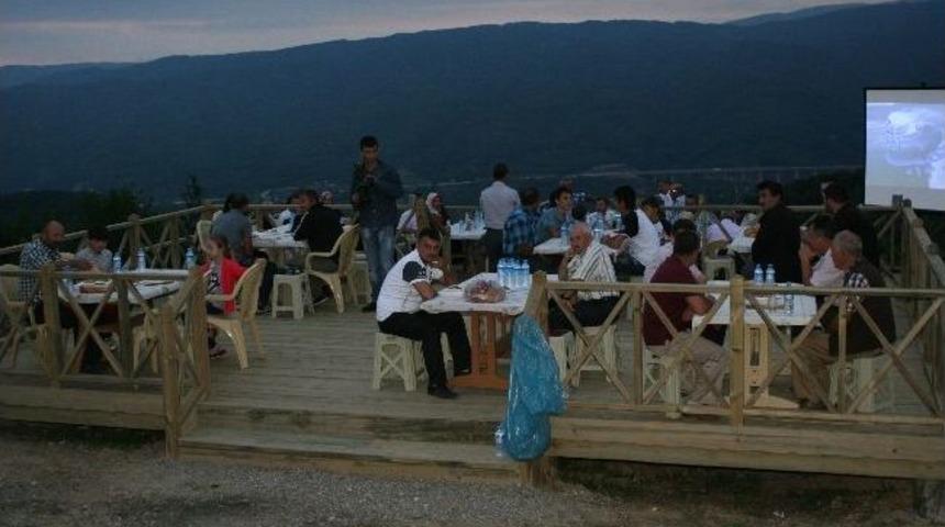 Kaynaşlı Belediyesi &Ccedil;alışanları Gırgın &Ccedil;ayırında İftar A&ccedil;tı