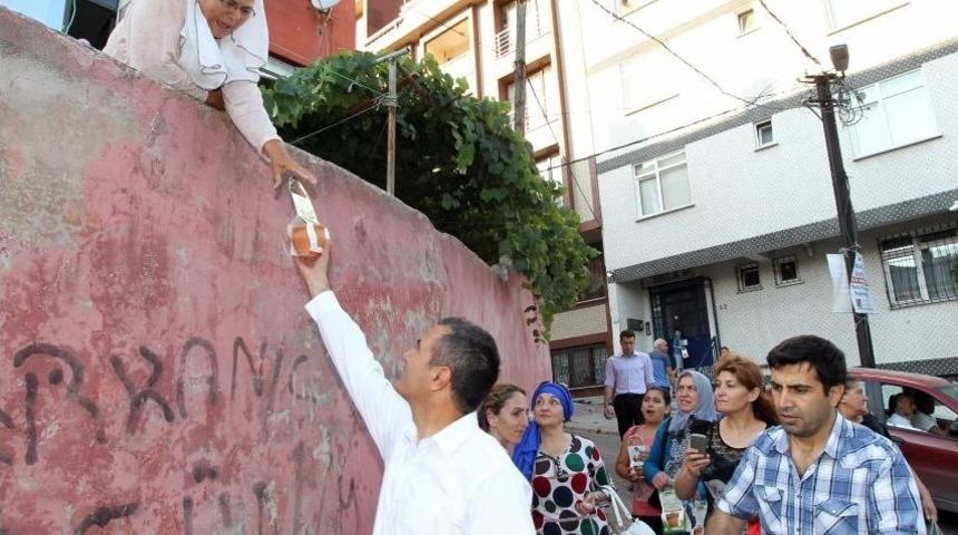 Ey&uuml;p Belediye Başkanı, &Ccedil;i&ccedil;ek Tohumu Dağıttı