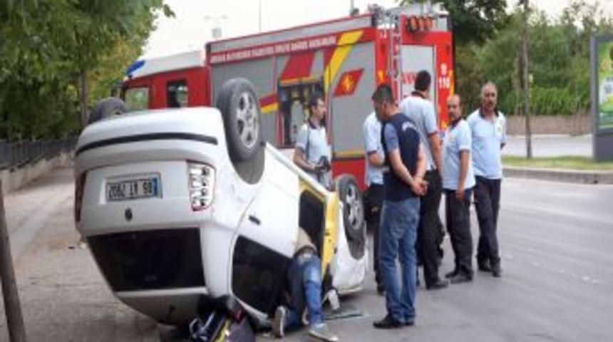 Bayan S&uuml;r&uuml;c&uuml; Takla Atan Otomobilden Burnu Kanamadan &Ccedil;ıktı